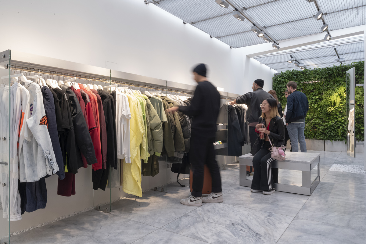 ERCO Opton spotlights illuminate fashion in Berlins Gate194 store, ensuring visual comfort.