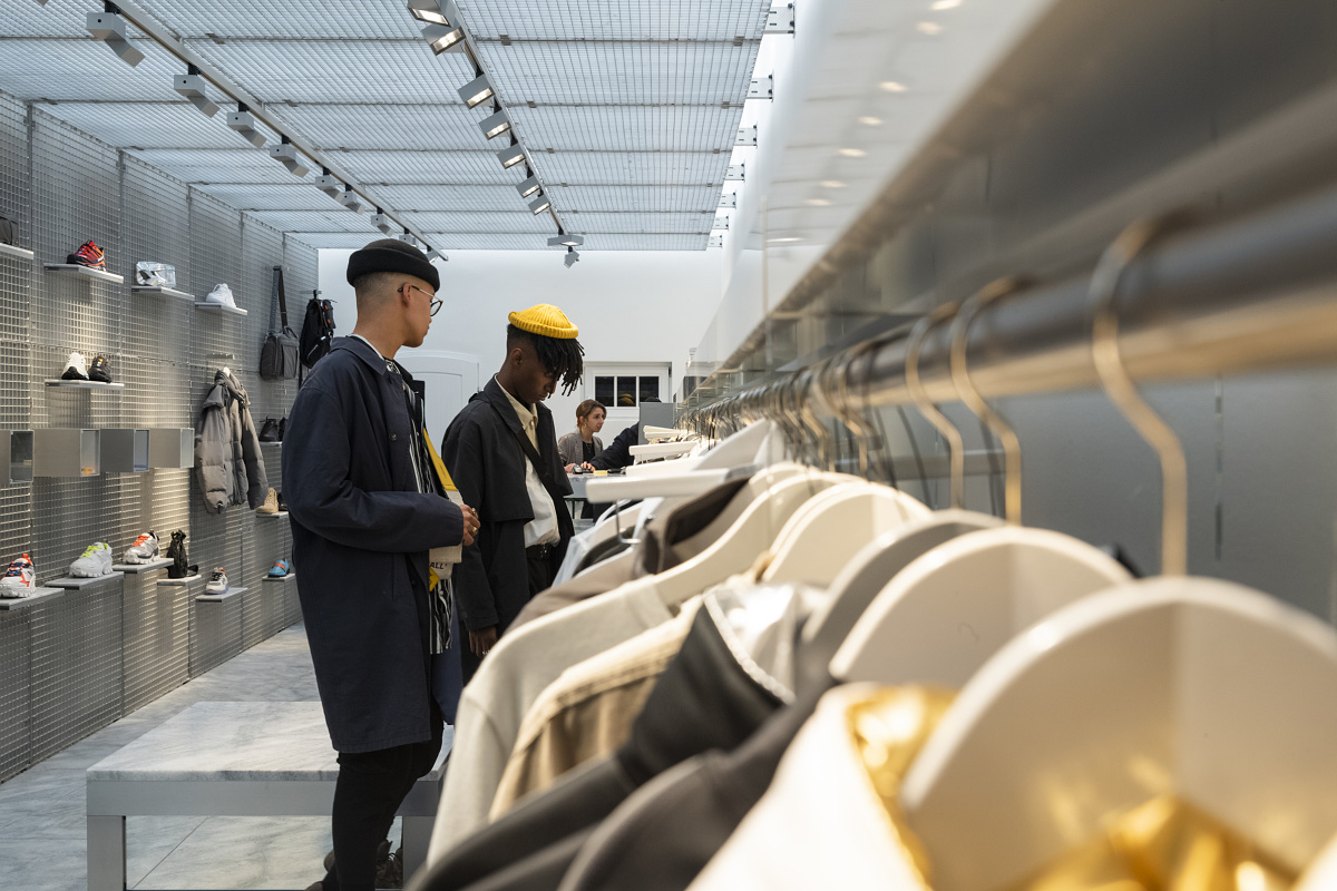 ERCO Opton spotlights illuminate fashion in the Gate194 store, Berlin, enhancing visual comfort.