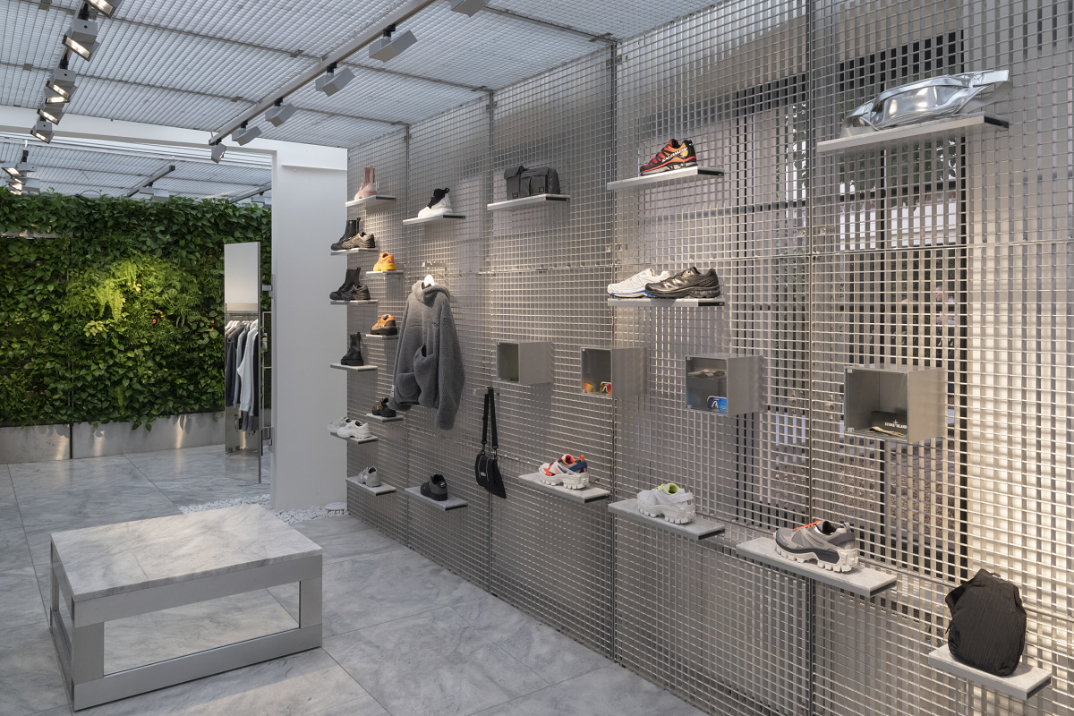 ERCO Opton spotlights illuminate merchandise in the Gate194 store, Berlin, ensuring visual comfort.