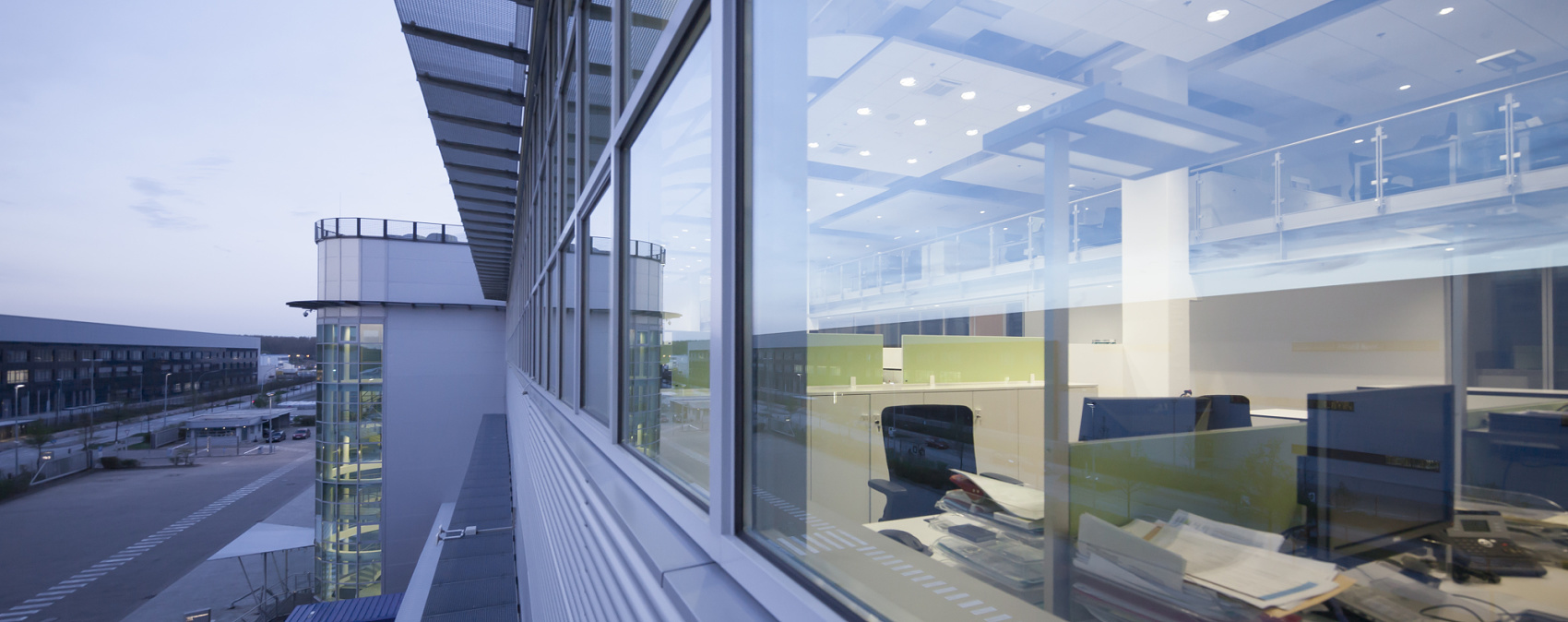 ERCO LED downlights in Gebrüder Heinemann's Hamburg office. Efficient office lighting with high visual comfort.
