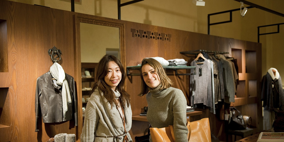 Genten shop in Florence with ERCO LED lighting and customers in front of wood panelling.
