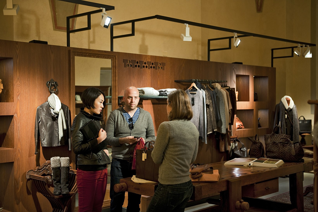 Genten shop in Florence featuring ERCO Light Board spotlights on track for modern retail lighting.