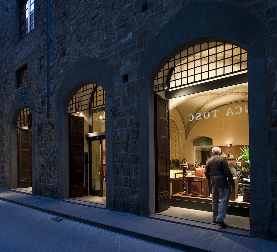 Genten shop in Florence featuring ERCO LED lighting in a historic setting.