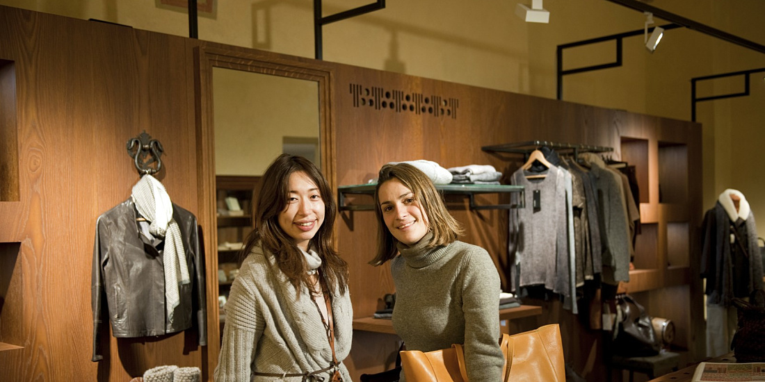 Genten shop in Florence with ERCO LED lighting and customers in front of wood paneling.