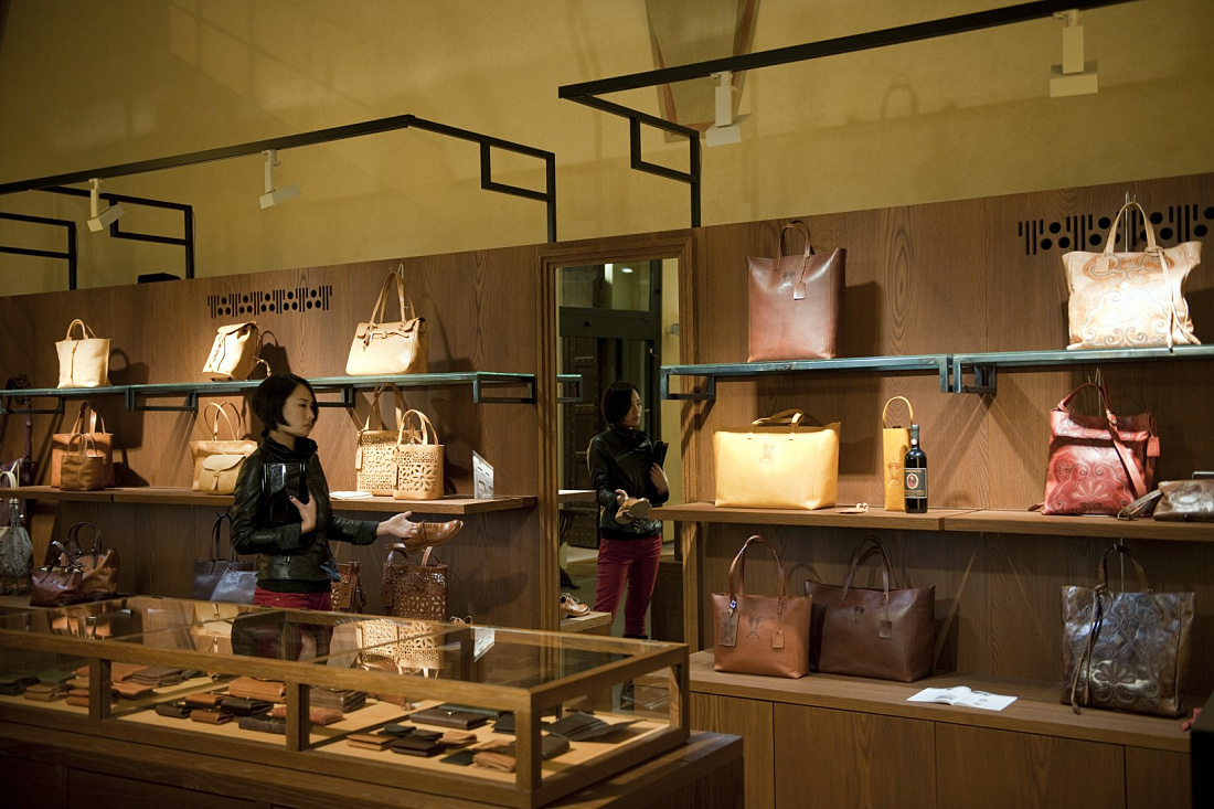 Genten shop in Florence: Leather handbags displayed with ERCO LED lighting.
