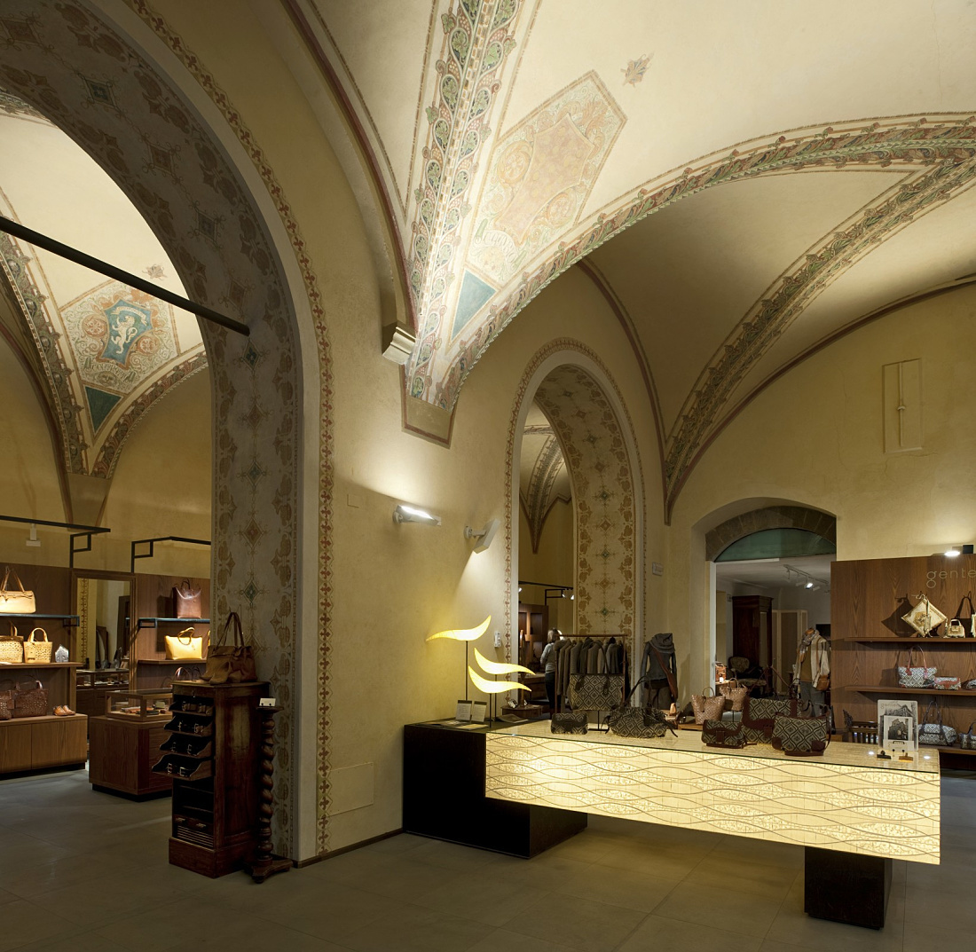 Genten shop in Florence: historic space illuminated with LED lighting for bags and accessories.