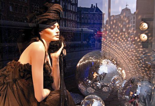 Mannequin with disco balls, creating light effects and stimulating visual perception.