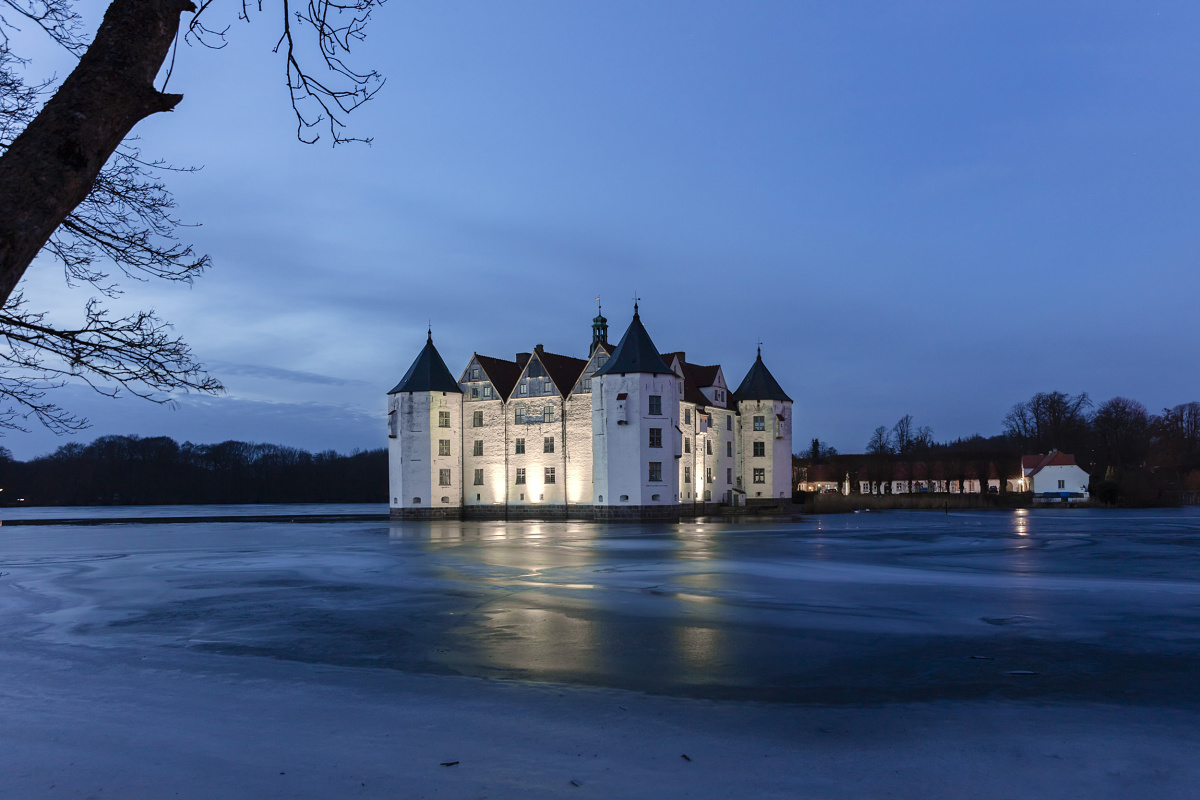 Illuminated Glücksburg Castle with ERCO Eclipse spotlights at dusk.
