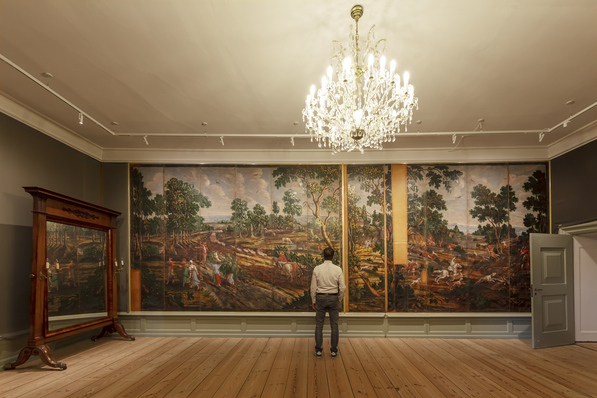 Glücksburg Castle leather wallpaper, illuminated by ERCO Eclipse spotlights for museums.