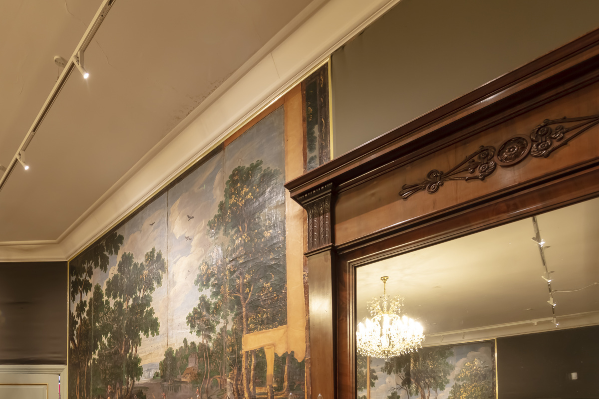 Glücksburg Castle: Wall mural illuminated by ERCO Eclipse spotlights, highlighting details.