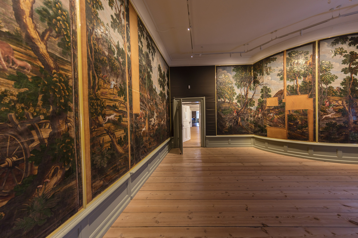 Glücksburg Castle leather wallpapers, illuminated by ERCO Eclipse spotlights for museum display.