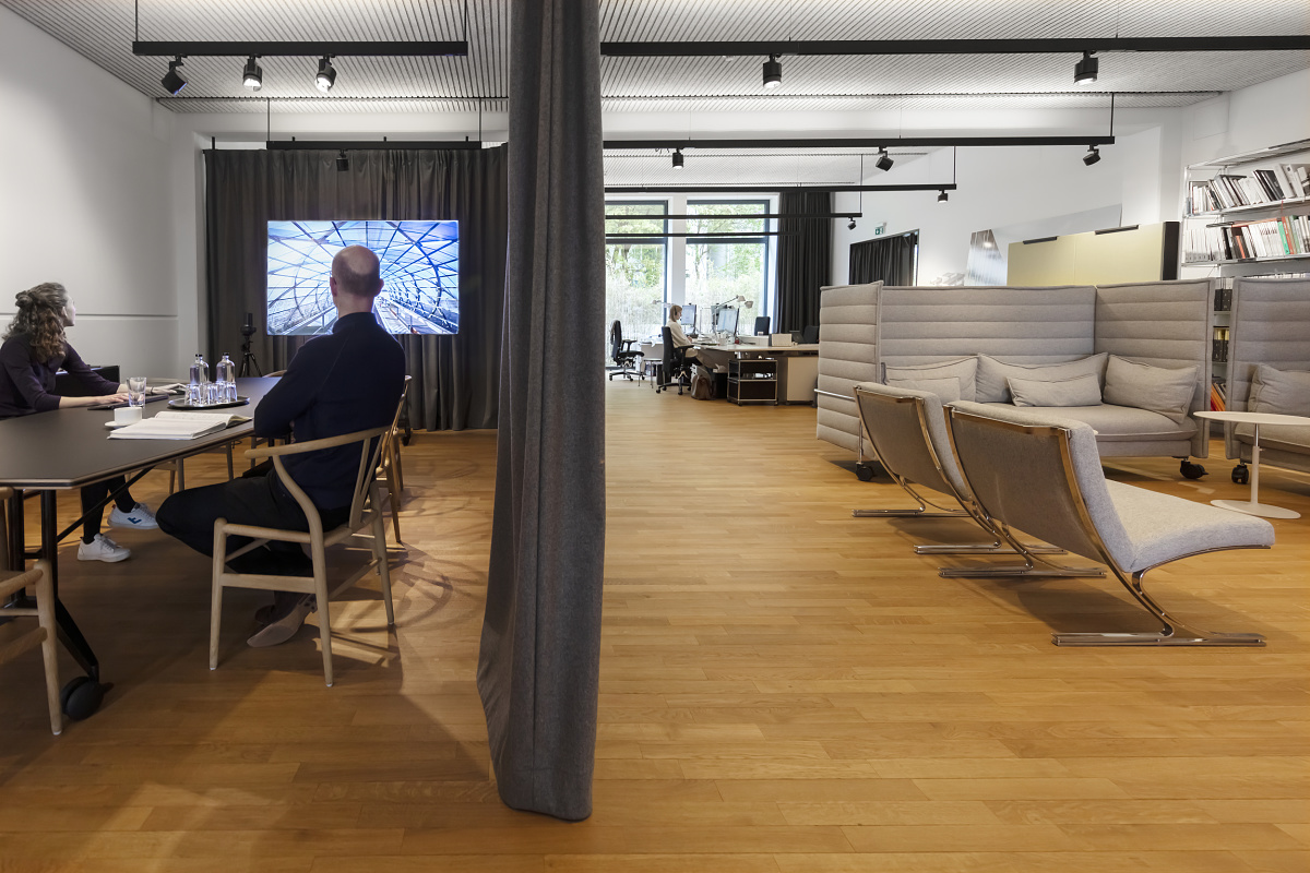 ERCO lighting design in gmp Architekten office, Hamburg: Hi-trac spotlights and Parscan spots for modern office lighting.