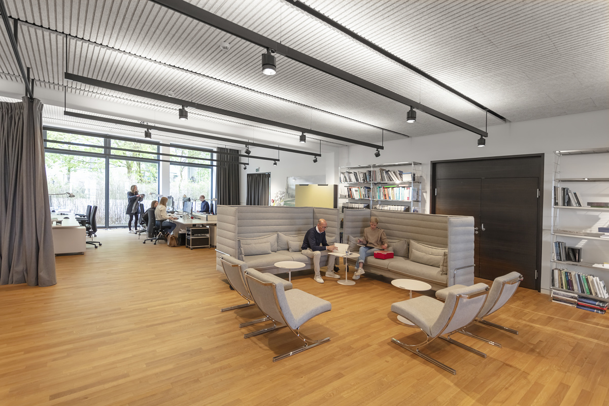 ERCO Hi-trac track lighting illuminates a modern gmp Architekten office in Hamburg.