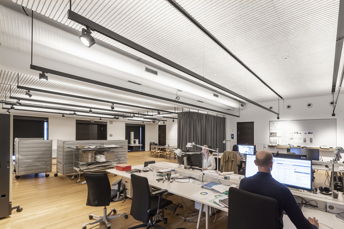 ERCO Hi-trac track spotlights illuminate the gmp Architekten office in Hamburg.