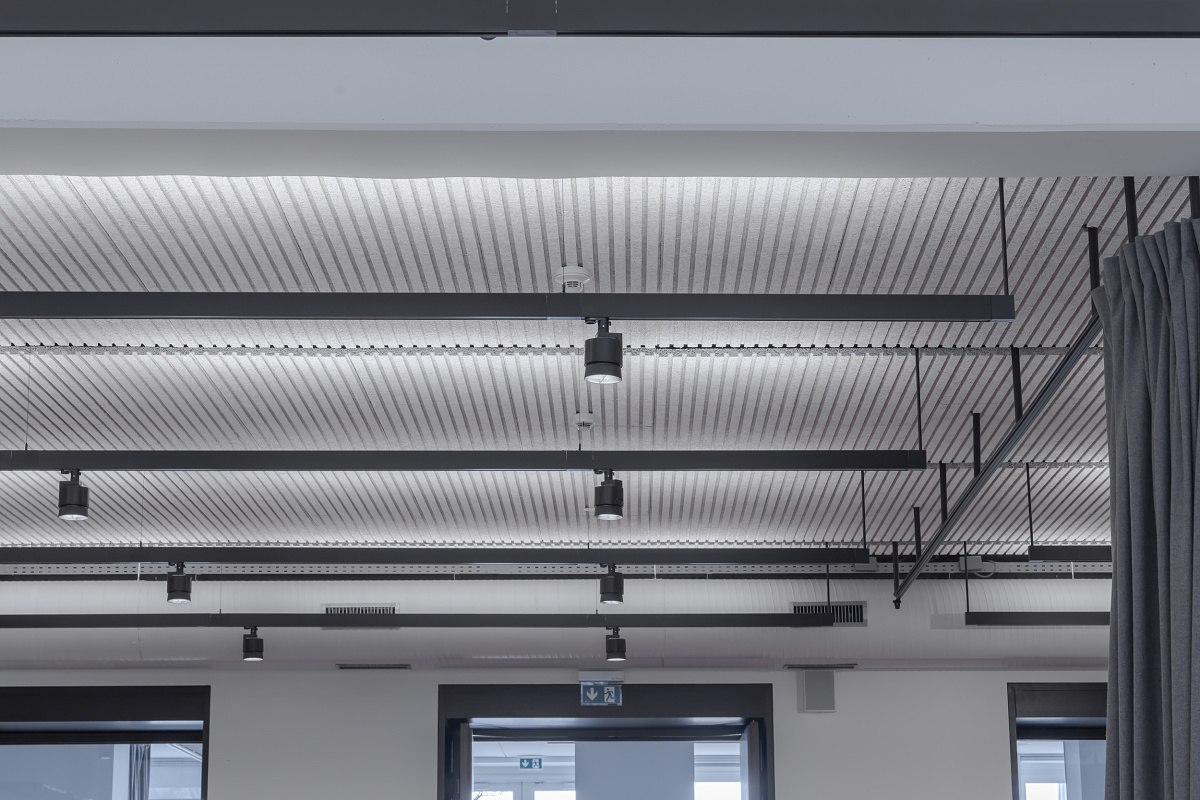 ERCO Parscan spotlights on Hi-trac tracks in a gmp Architekten office, Hamburg.
