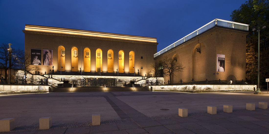 Gothenburg Art Museum illuminated at night with ERCO lighting.