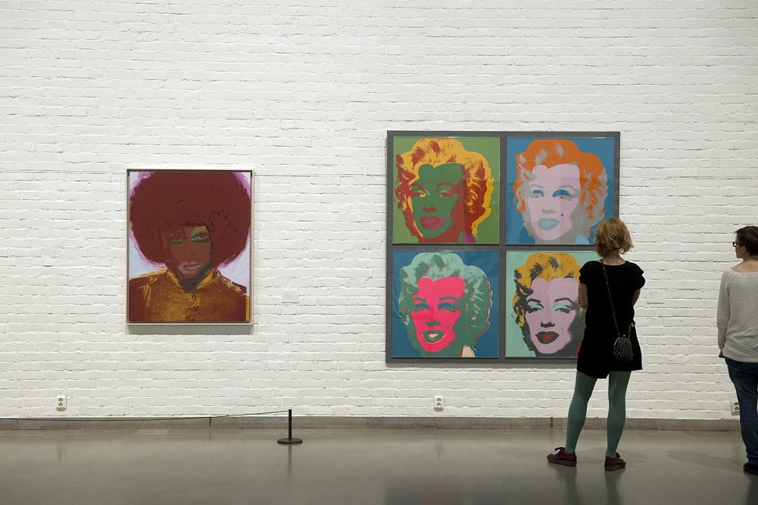 Visitors viewing Pop Art at the Gothenburg Art Museum, illuminated by ERCO lighting.