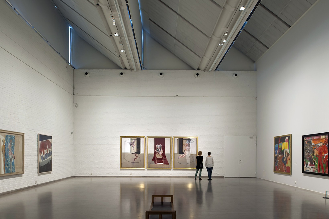Gothenburg Art Museum: Visitors viewing art illuminated by ERCO LED lighting.