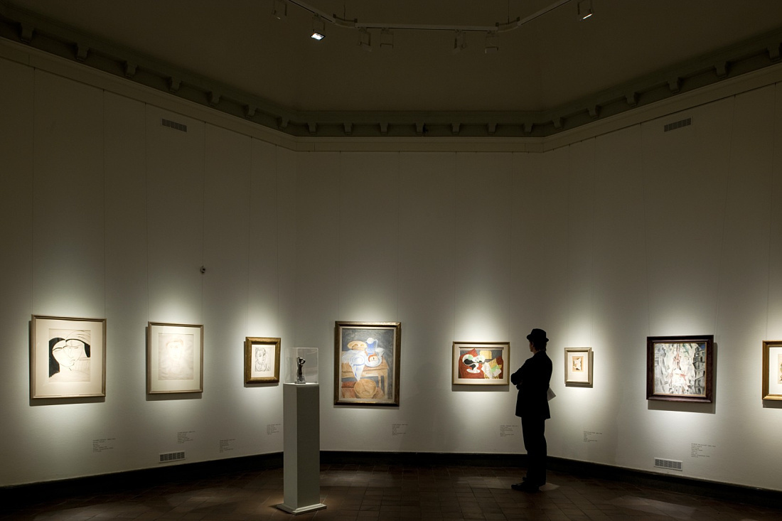 Gothenburg Art Museum: Visitor views art illuminated by ERCO Light Board spotlights.