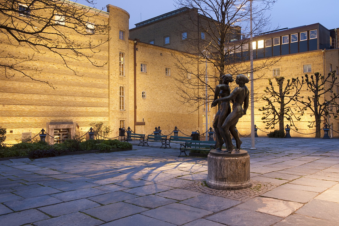 Illuminated Gothenburg Art Museum facade with sculpture and ERCO lighting.