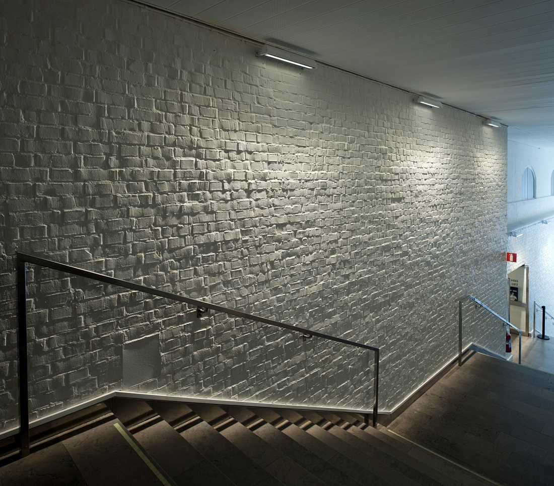 ERCO Light Board spotlights illuminate the brick wall in Gothenburg Art Museum.