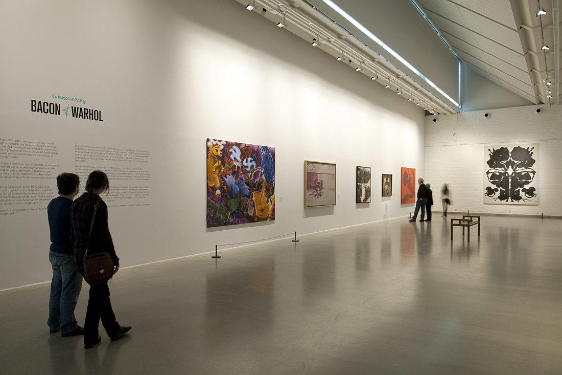 Interior of Gothenburg Art Museum, illuminated by ERCO Light Board spotlights on a track system.