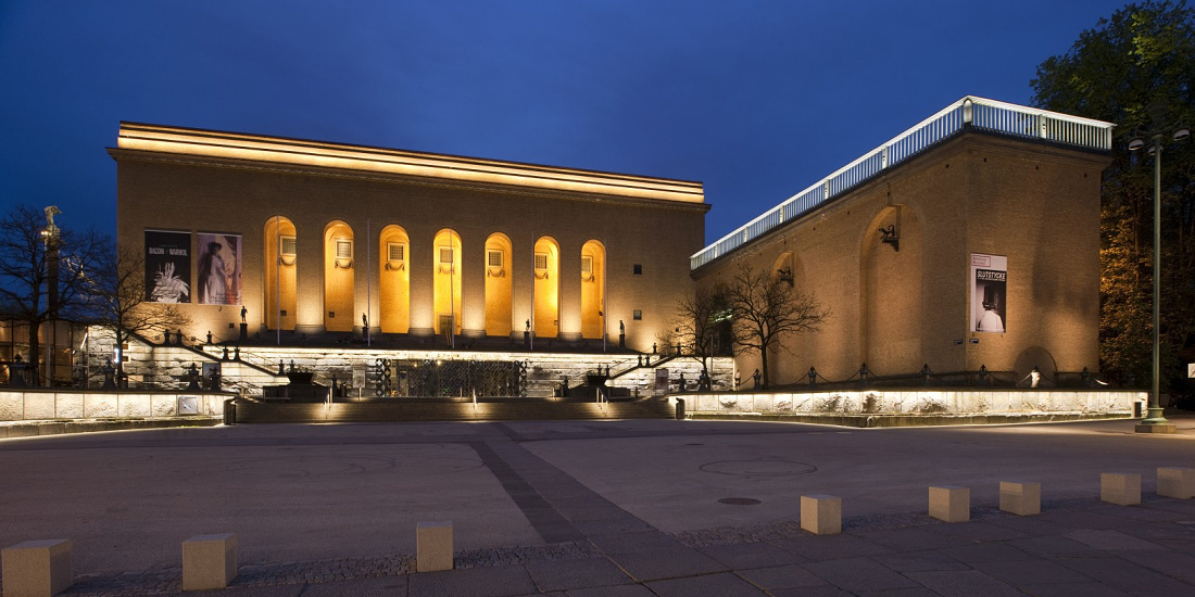 Gothenburg Art Museum illuminated at night with ERCO lighting.
