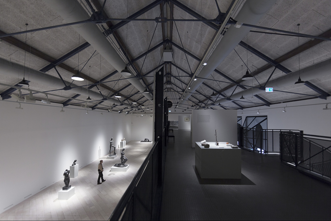 Gottorf Palace Riding Hall mit Light Board Strahlern, die Kunstausstellung beleuchten.