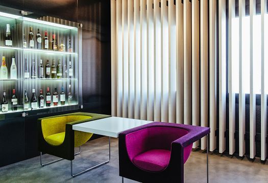 Graficas Varias reception area featuring ERCO LED lighting and colorful accents.