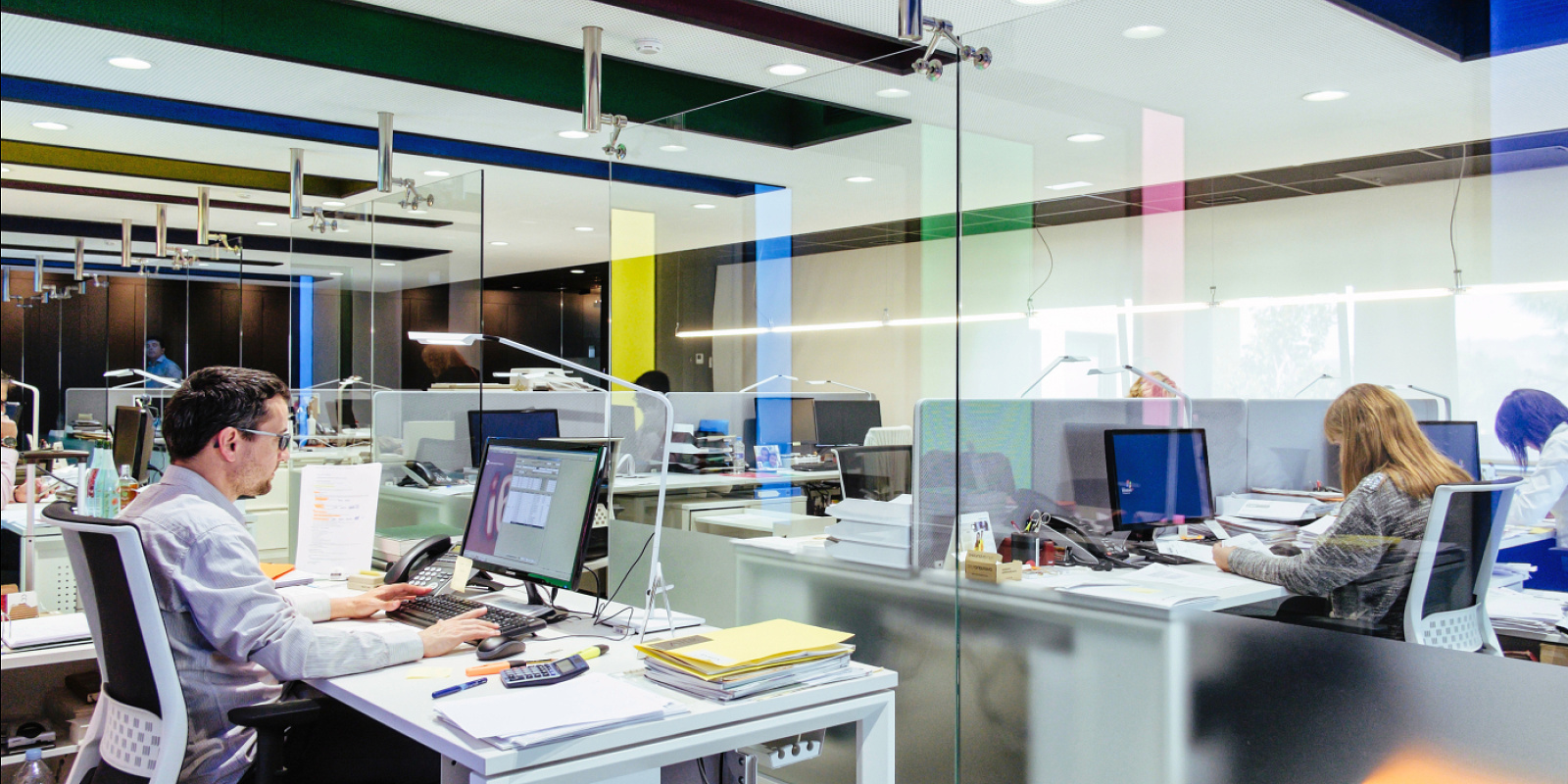 ERCO LED office lighting at Graficas Varias, Barcelona. Ergonomic workspaces in a modern design.