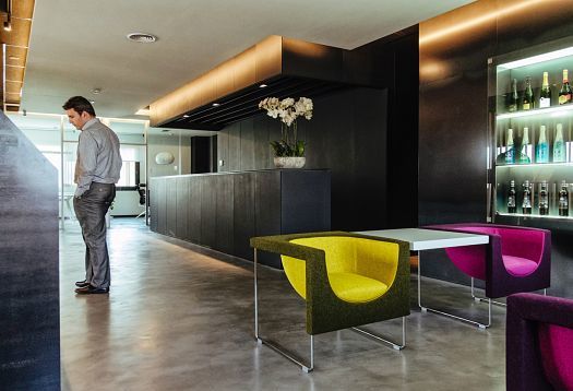 Graficas Varias reception area featuring ERCO LED lighting for ergonomic workspaces and an inviting atmosphere.