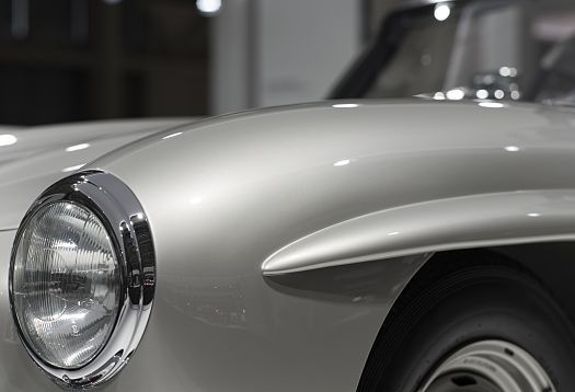 Nahaufnahme eines Oldtimers auf der Grand Basel Ausstellung, beleuchtet mit ERCO Licht.