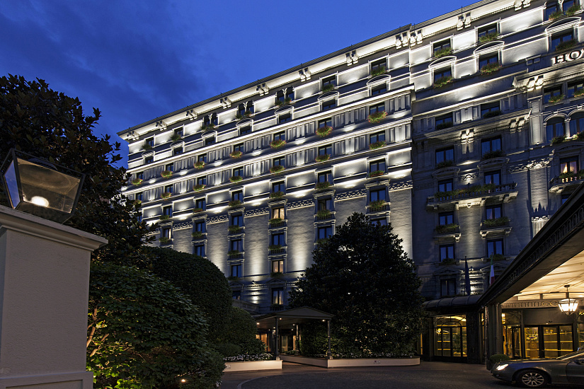 Grand Hotel Principe di Savoia's facade in Milan, illuminated with ERCO lighting.