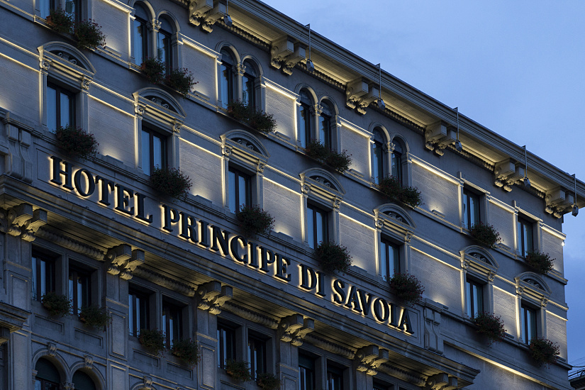 Illuminated facade of the Grand Hotel Principe di Savoia in Milan, featuring ERCO lighting.