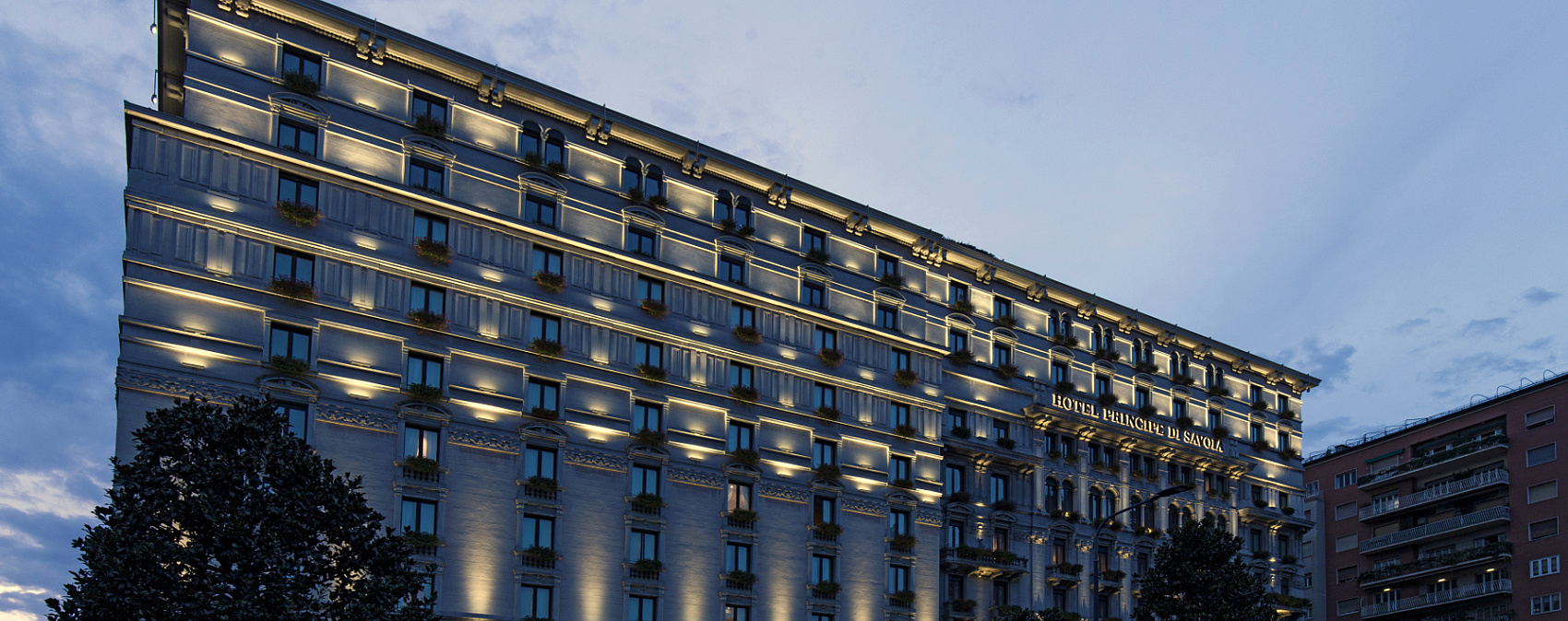 Grand Hotel Principe di Savoia illuminated facade with ERCO lighting, Milan.