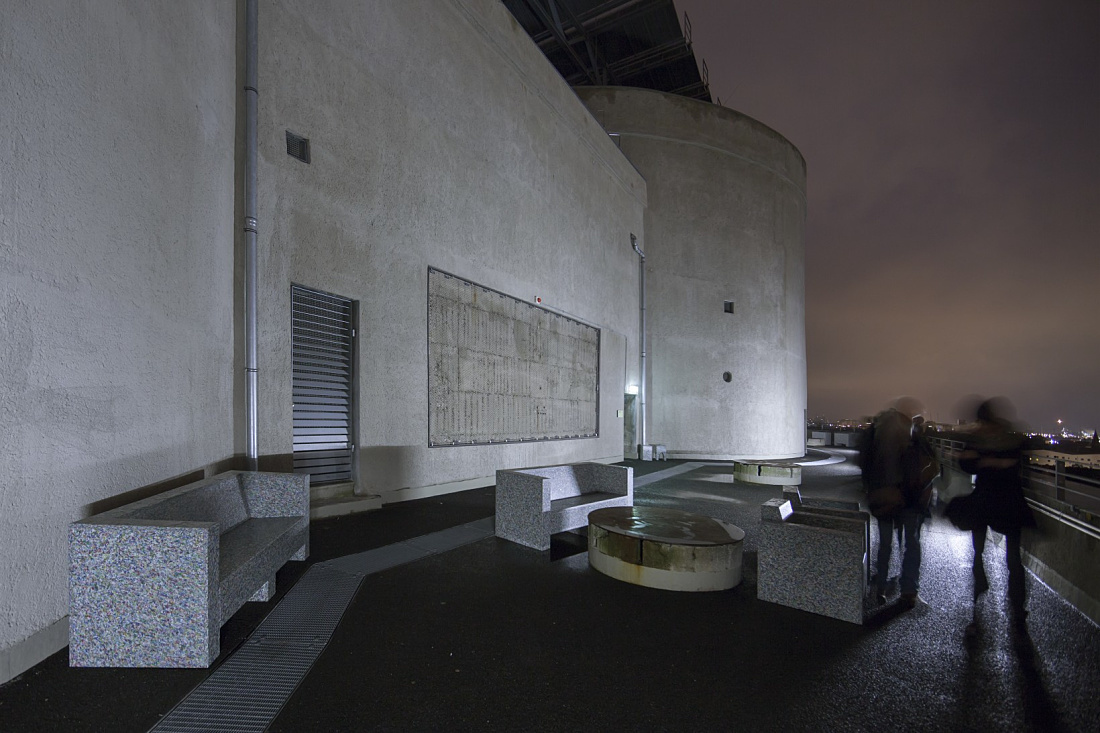 ERCO Grasshopper luminaires illuminate the Energy Bunker in Hamburg at night.