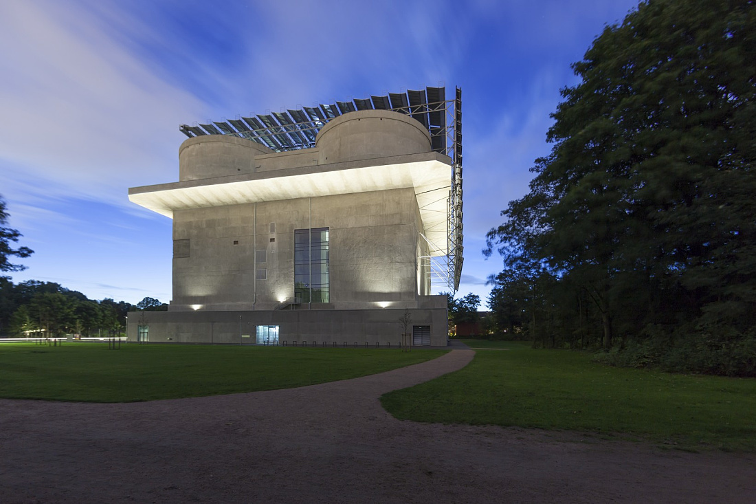 The illuminated facade of the Energy Bunker Hamburg, a landmark for green energy, highlighted by ERCO lighting.