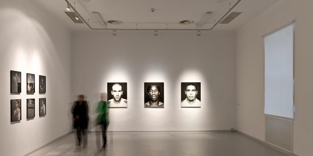 Gugging Museum: Logotec spotlights accentuate artworks. Visitors in the gallery.