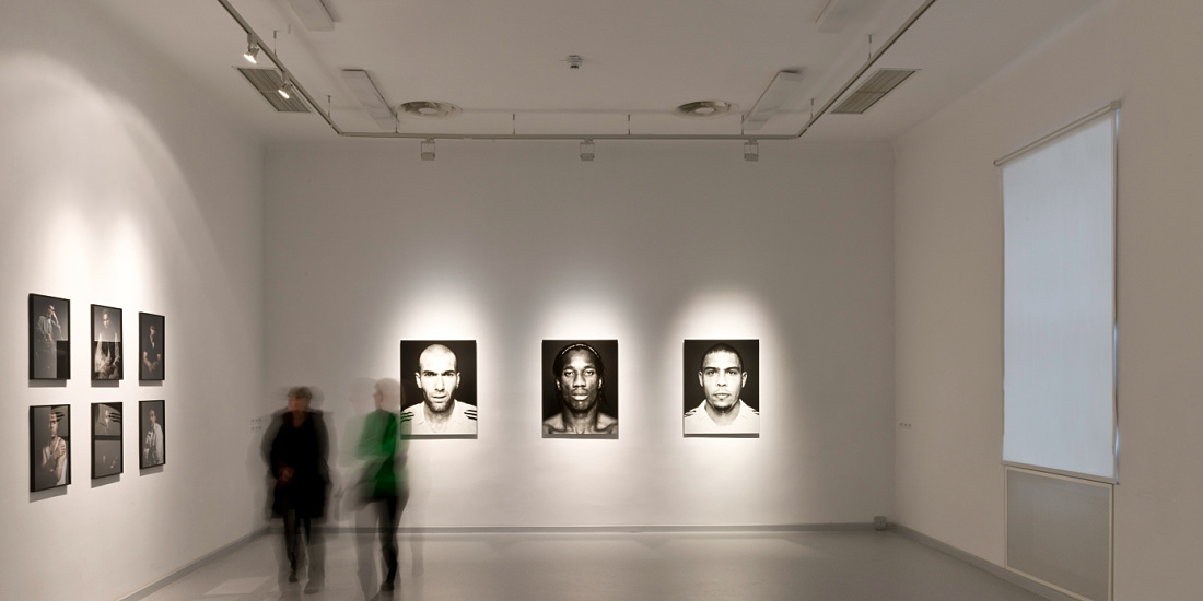 Gugging Museum: Logotec spotlights accentuate artworks. Visitors in the gallery.