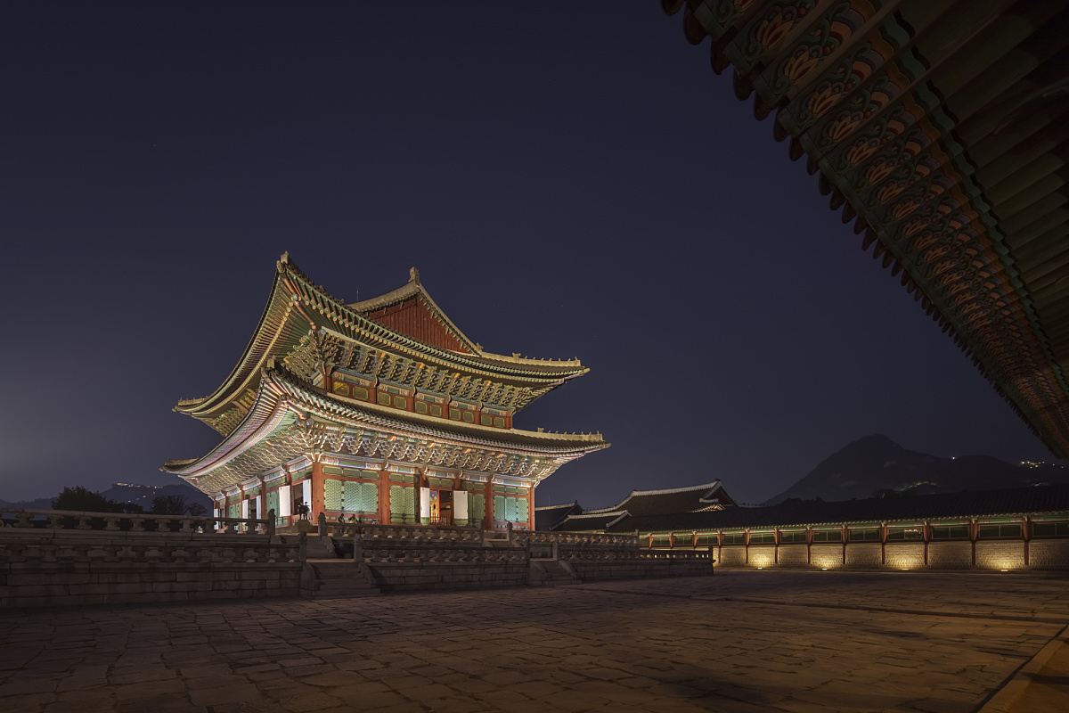 Gyeongbokgung Palace in Seoul illuminated by ERCO outdoor lighting.