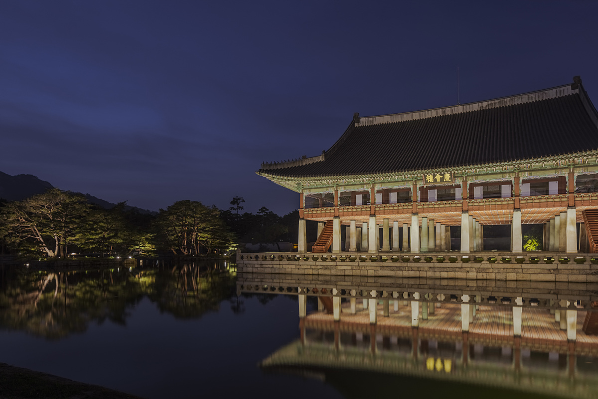 Gyeongbokgung Palace in Seoul, illuminated by ERCO, creating a magical night atmosphere.