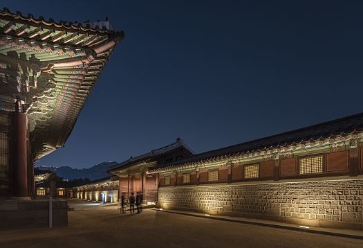 Gyeongbokgung Palace in Seoul illuminated by ERCO outdoor lighting.