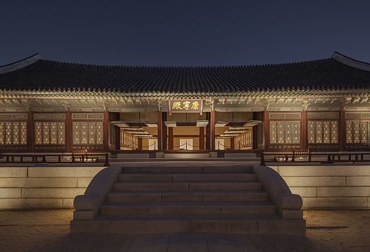Gyeongbokgung Palace in Seoul, illuminated by ERCO, highlighting its architectural details at night.