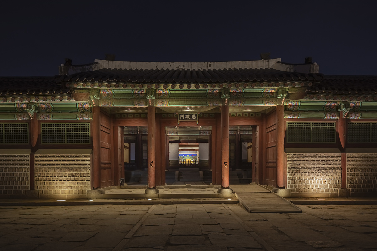 Gyeongbokgung Palace in Seoul, illuminated by ERCO outdoor lighting, creating a magical night atmosphere.