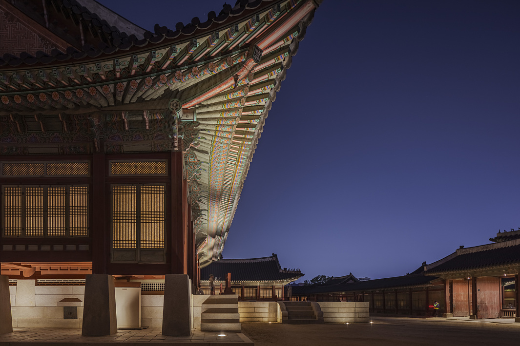 Gyeongbokgung Palace in Seoul illuminated by ERCO, creating a magical nighttime atmosphere.