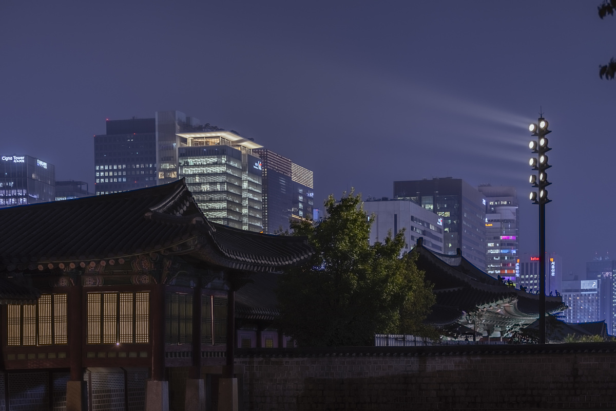 ERCO lighting at Gyeongbokgung Palace, Seoul, highlighting traditional architecture at night.