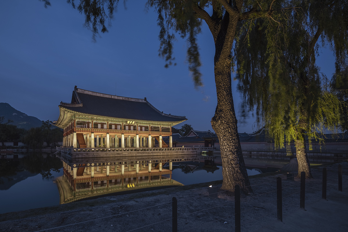 Gyeongbokgung Palace in Seoul, illuminated by ERCO, creating a magical pagoda-style atmosphere at night.