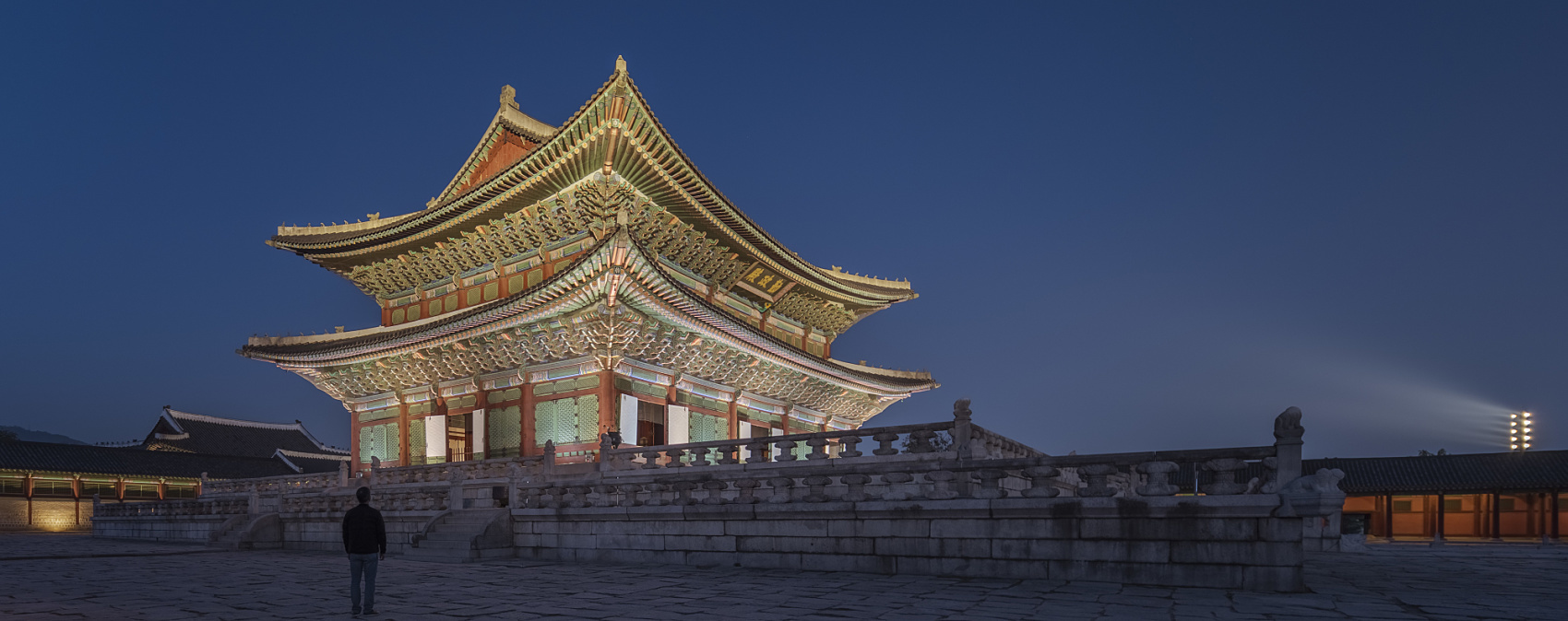 Gyeongbokgung Palace in Seoul illuminated by ERCO outdoor lighting, creating a magical nighttime atmosphere.