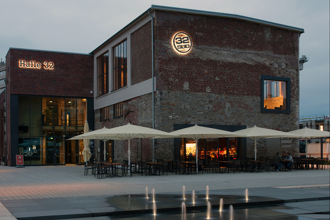 Halle 32 restaurant in Gummersbach, featuring ERCO LED lighting enhancing industrial architecture.