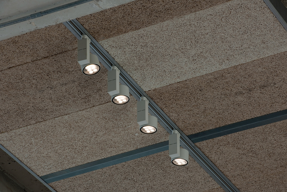 ERCO Optec spotlights on a track lighting the ceiling in Halle 32, Gummersbach.